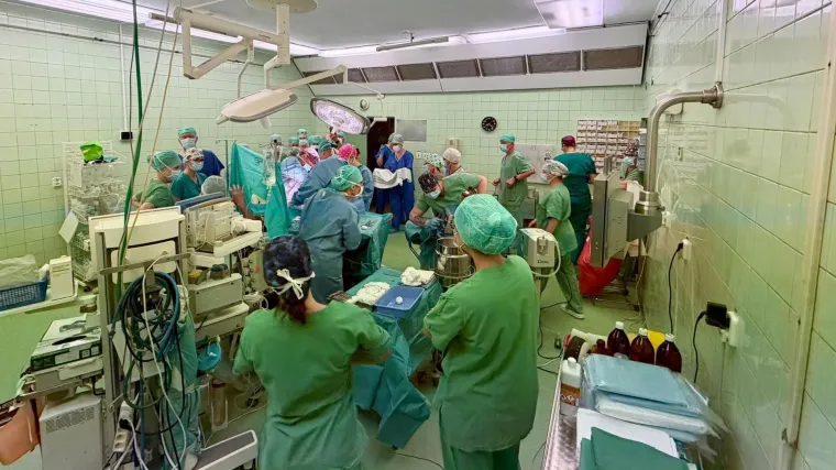 Sijamske blizanke u Bratislavi uspje&scaron;no operirane: 'Stabilno su, ali sada je potrebno vrijeme'