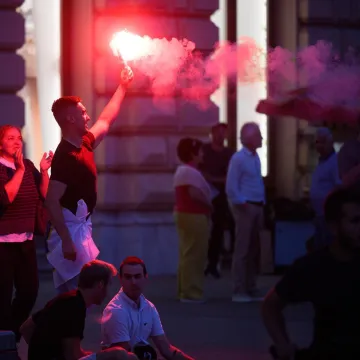 Ovako se u Zagrebu gledala BiH: Zapaljena baklja, dvije misteriozne policajke čuvale red