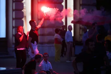 Ovako se u Zagrebu gledala BiH: Zapaljena baklja, dvije misteriozne policajke čuvale red