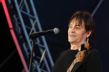 Vlado Kalember zasvirao sa Srebrnim krilima, kraj njega stao sin: Možete li vjerovati očima?