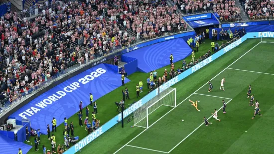 Ovo se ne pamti! Navijač poku&scaron;ao utrčati na teren, ali sve je zavr&scaron;ilo neugodnim posrtajem