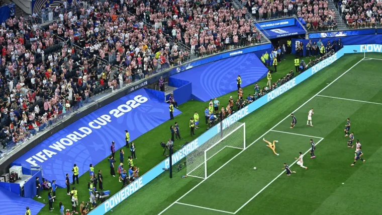 Ovo se ne pamti! Navijač poku&scaron;ao utrčati na teren, ali sve je zavr&scaron;ilo neugodnim posrtajem