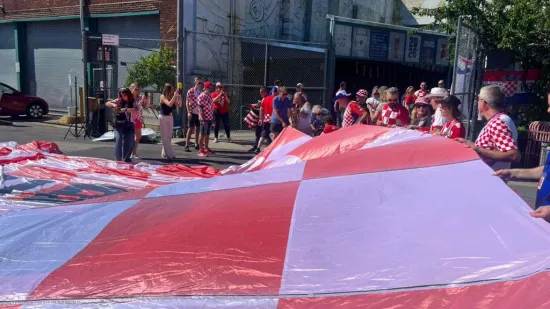 Baka uzela singericu i za&scaron;ila najpoznatiju zastavu hrvatskih navijača: Evo kako vijori u SAD-u