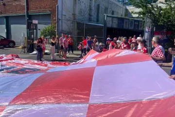 Baka uzela singericu i za&scaron;ila najpoznatiju zastavu hrvatskih navijača: Evo kako vijori u SAD-u