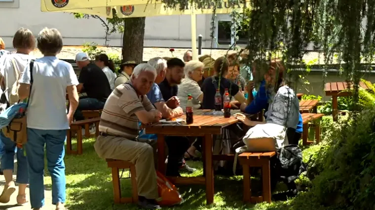 Na Sveti Duh se danas dolazilo po blagoslov, ali i zbog ćevapa: Planulo 200 kila, prilog ide za potrebite