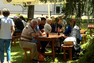 Na Sveti Duh se danas dolazilo po blagoslov, ali i zbog ćevapa: Planulo 200 kila, prilog ide za potrebite