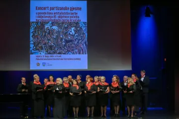 U Lisinskom se pjevale partizanske pjesme, a ispred dvorane pale te&scaron;ke riječi: 'Sram vas bilo!'