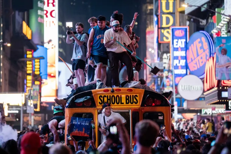 Kaos u New Yorku: Vise sa semafora i zgrada, razbijaju policijske aute! Navijač Spursa izbjegao linč