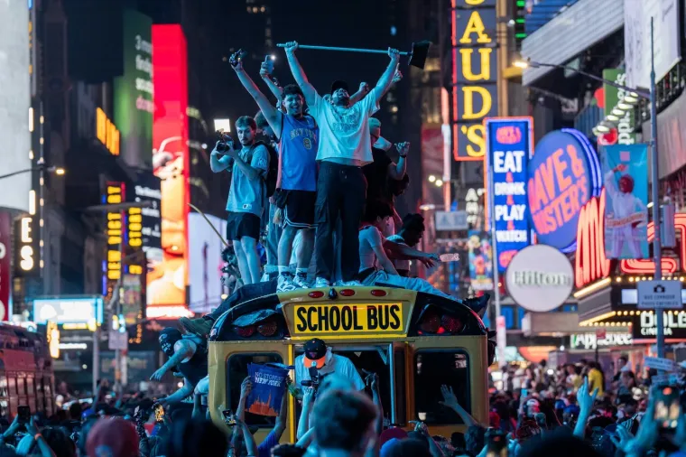 Kaos u New Yorku: Vise sa semafora i zgrada, razbijaju policijske aute! Navijač Spursa izbjegao linč