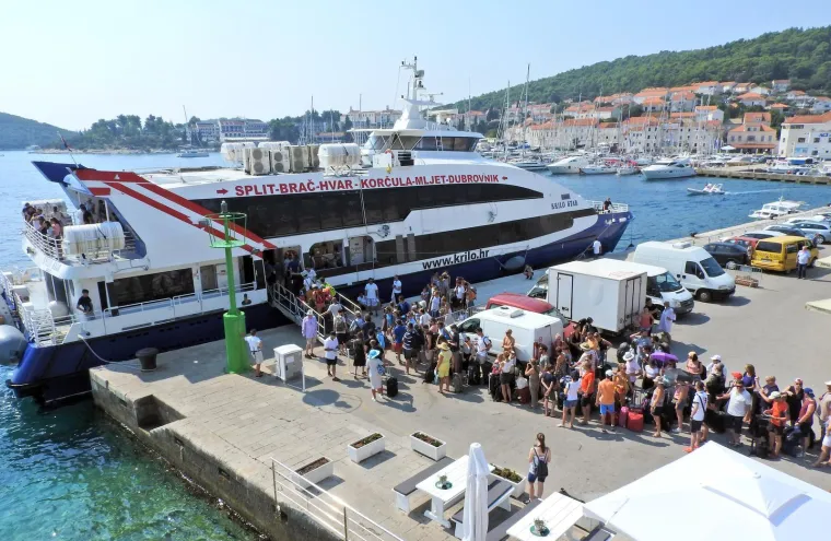 Katamaran iz nesreće uplovio u Milnu: Na njemu se vide o&scaron;tećenja