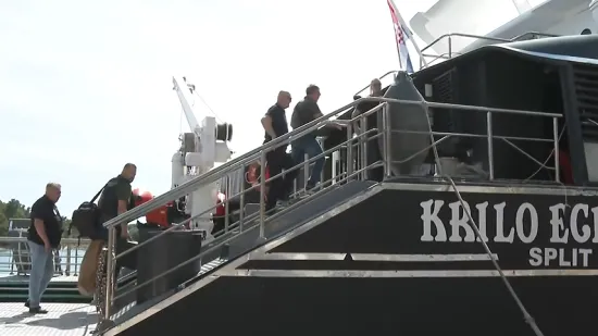 Katamaran čuvaju specijalci, na&scaron;e kamere snimile vlasnika potonule jedrilice