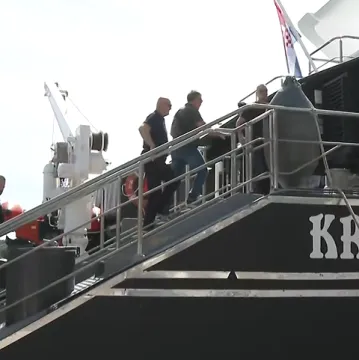 Katamaran čuvaju specijalci, na&scaron;e kamere snimile vlasnika potonule jedrilice