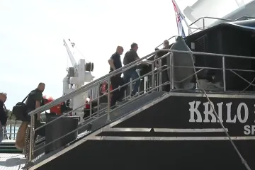 Katamaran čuvaju specijalci, na&scaron;e kamere snimile vlasnika potonule jedrilice