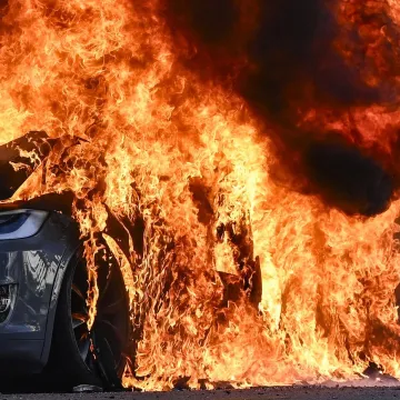 Eksplodirao bijes protiv najmoćnijih: Gorjela Tesla, čupali cigle iz tla, djeca plakala od suzavca...