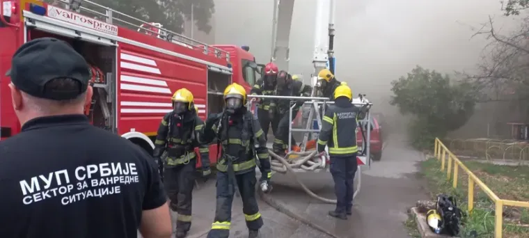 Vatra guta trgovački centar, &scaron;iri se gusti dim: Vatrogasaci se bore s buktinjom