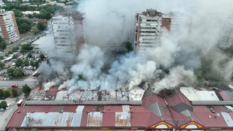 Pogled iz zraka na požar trgovačkog centra, uplakani vlasnici trgovina u očaju: 'Sve je uni&scaron;teno!'