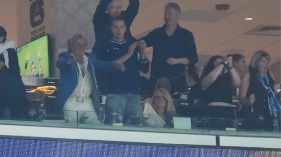 Otkazao koncert zbog bolesti pa pravac na utakmicu: Rod Stewart vatreno navijao s tribina