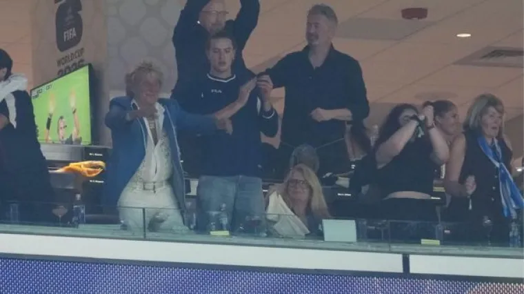 Otkazao koncert zbog bolesti pa pravac na utakmicu: Rod Stewart vatreno navijao s tribina