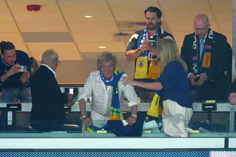 Otkazao koncert zbog bolesti pa pravac na utakmicu: Rod Stewart vatreno navijao s tribina