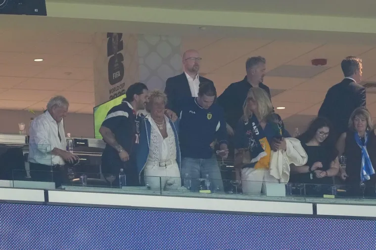 Otkazao koncert zbog bolesti pa pravac na utakmicu: Rod Stewart vatreno navijao s tribina