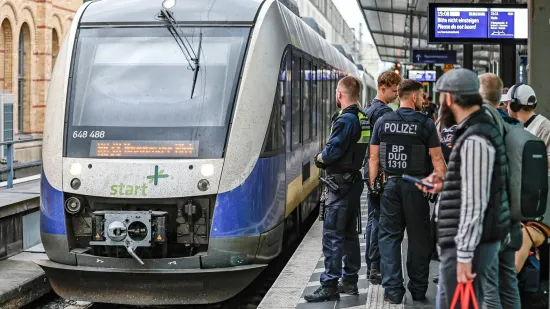 Eskalirala svađa oko ka&scaron;njenja vlaka: Putnik gu&scaron;io strojovođu i bacio ga preko perona