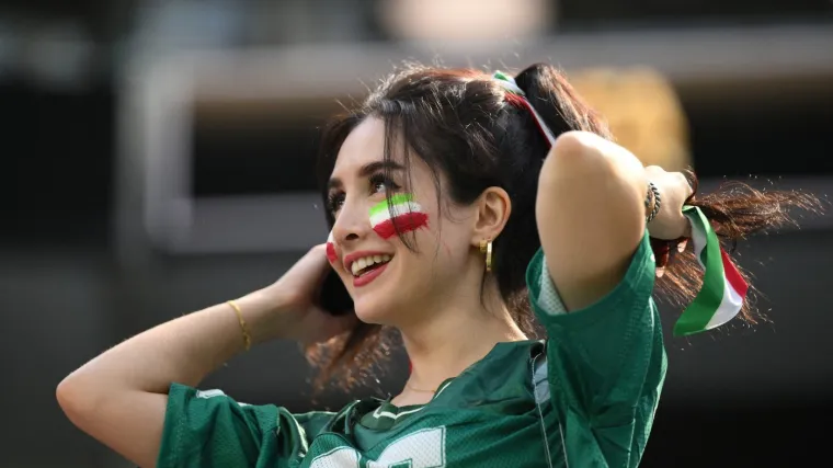 Iranke ukrale pažnju u LA-u, a svi su posebno gledali u jednu navijačicu &scaron;to ima na sebi