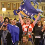 Neobičan prizor na treningu BiH: Svi su gledali u dvojicu navijača