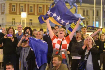 Neobičan prizor na treningu BiH: Svi su gledali u dvojicu navijača