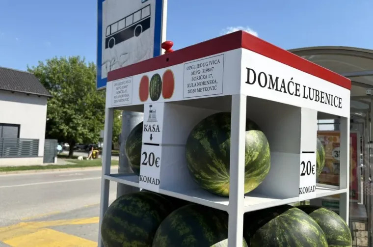 Velika prevara? U osječkom 'lubenicomatu' prodaje se voće iz Metkovića, a ono jo&scaron; nije ni ubrano