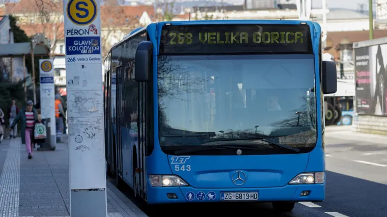Naletio na ZET-ov autobus kod Lisinskog pa pobjegao, putnica ozlijeđena: 'Svi su popadali'