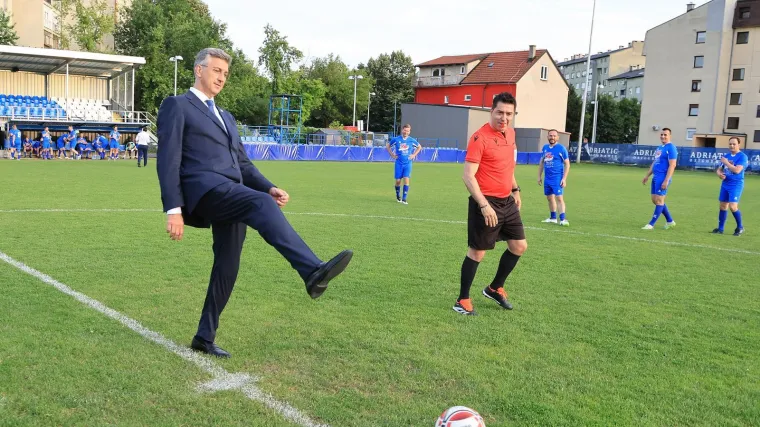 Plenković odradio početni udarac pa iz VIP lože gledao spektakl: Pogledajte koji su se HDZ-ovci znojili na terenu
