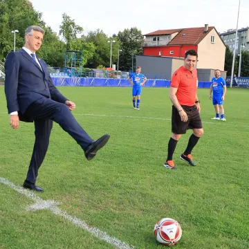 Plenković odradio početni udarac pa iz VIP lože gledao spektakl: Pogledajte koji su se HDZ-ovci znojili na terenu