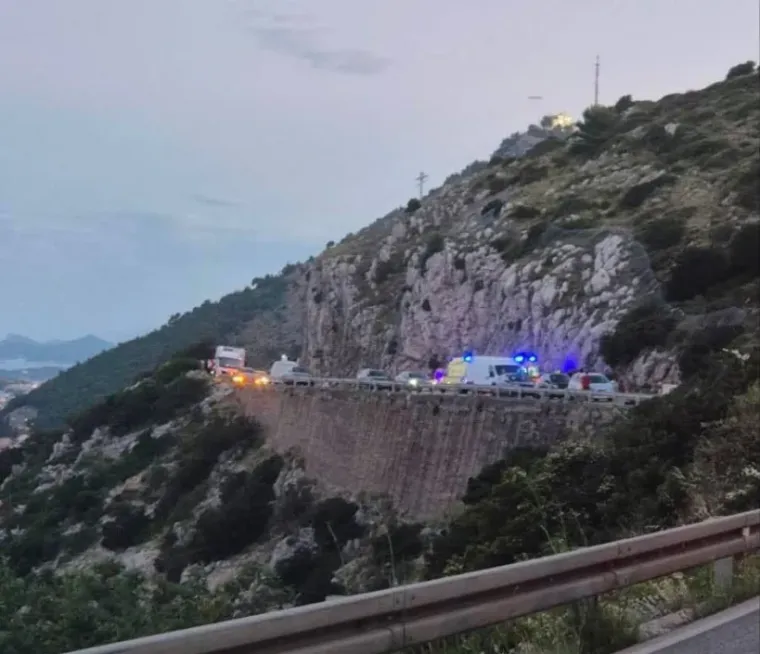 U te&scaron;koj prometnoj nesreći na Jadranskoj magistrali poginuo motociklist, drugi ozlijeđen