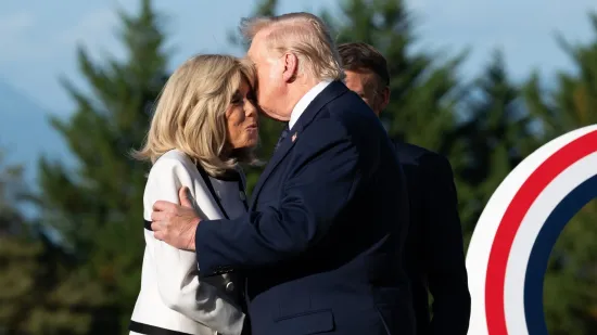 Čitač s usana otkrio &scaron;to je Trump rekao Brigitte Macron: 'Stresla se nakon &scaron;to ju je pustio'