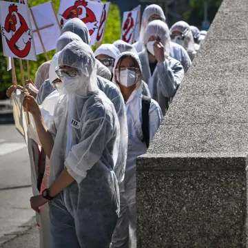 U bijelim kombinezonima i maskama stigli pred Vladu: 'Ignoriraju na&scaron;e zahtjeve'