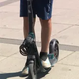 Dijete se električnim romobilom zabilo u automobil, te&scaron;ko je ozlijeđeno