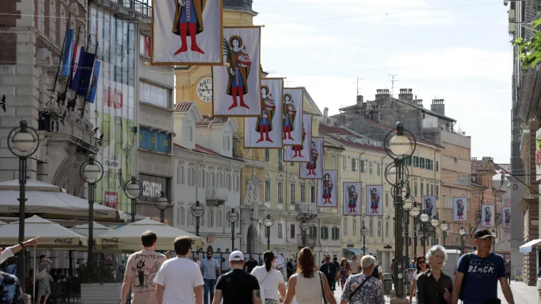 Kontroverzna procesija uz zastavu HOS i ZDS, stigla reakcija: 'Odbacujemo mržnju!'