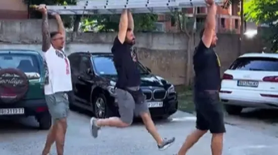On je ovdje kao moralna podr&scaron;ka