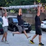 On je ovdje kao moralna podr&scaron;ka
