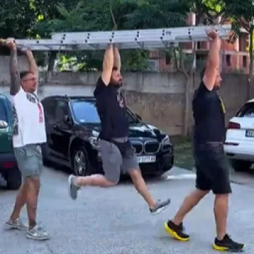 On je ovdje kao moralna podr&scaron;ka