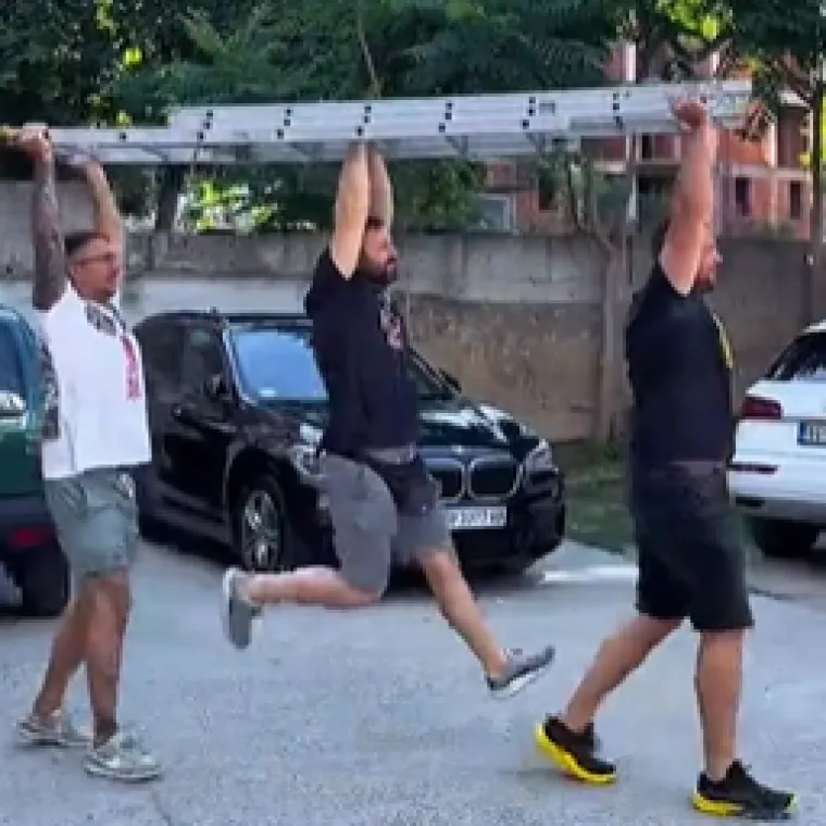 On je ovdje kao moralna podr&scaron;ka