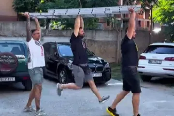 On je ovdje kao moralna podr&scaron;ka