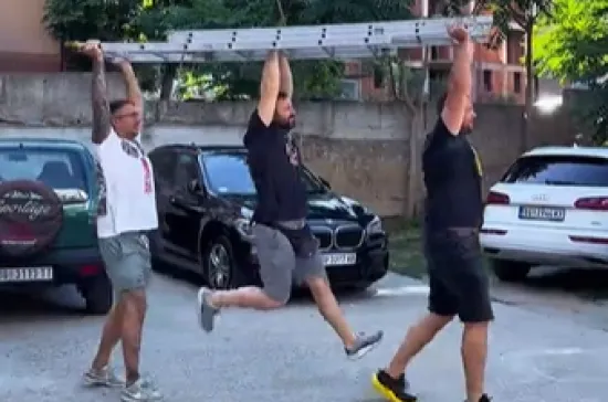 On je ovdje kao moralna podr&scaron;ka