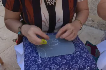 Na Pag stigle čipkarice iz cijele Europe, uče tehniku zaštićenu UNESCO-om: 'Naša čipka je izazovna'