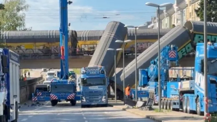 Stravična nesreća u M&uuml;nchenu: Vagoni nakon sudara vlakova pali s mosta na cestu