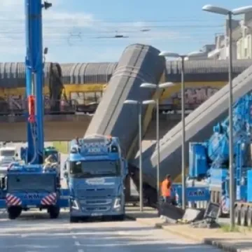 Stravična nesreća u M&uuml;nchenu: Vagoni nakon sudara vlakova pali s mosta na cestu