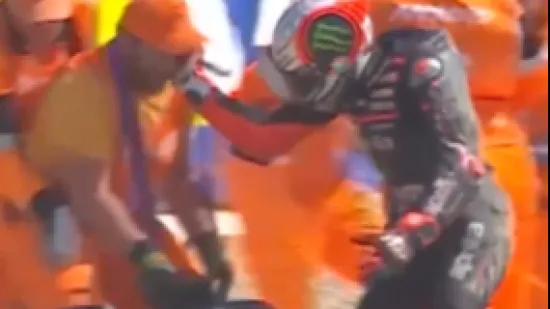 Skandal u MotoGP-u! Vodeći vozač prvenstva udario redara pa ekspresno diskvalificiran