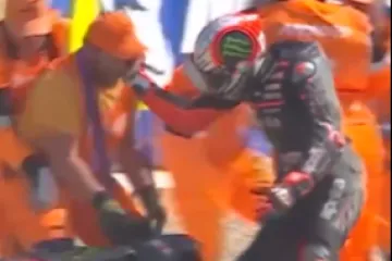 Skandal u MotoGP-u! Vodeći vozač prvenstva udario redara pa ekspresno diskvalificiran