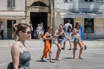 Paklene vrućine, a plaže se pune: Pogledajte kako je izgledao prvi dan ljeta diljem Hrvatske