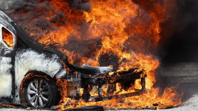 Buktinja progutala Mercedes na parkirali&scaron;tu kod Zapre&scaron;ića: Vatra zahvatila i drugi Mercedes